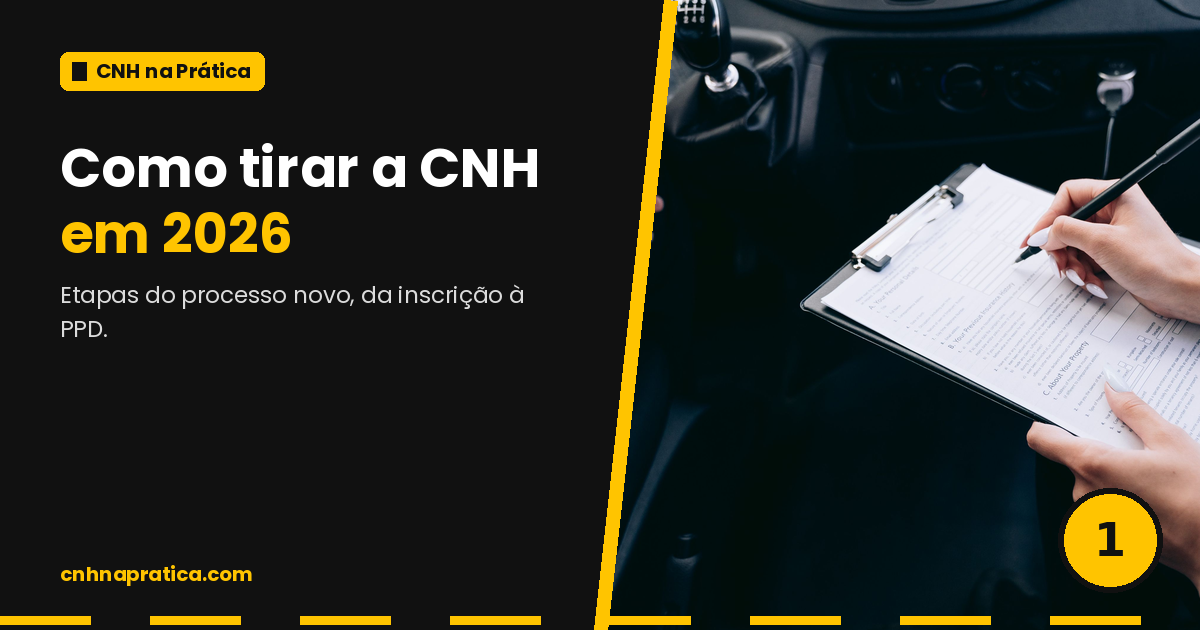 Como tirar a CNH em 2026: mãos preenchendo uma ficha numa prancheta dentro do carro.