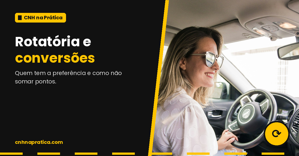 Rotatória e conversões: motorista sorrindo ao volante, com o carro parado.
